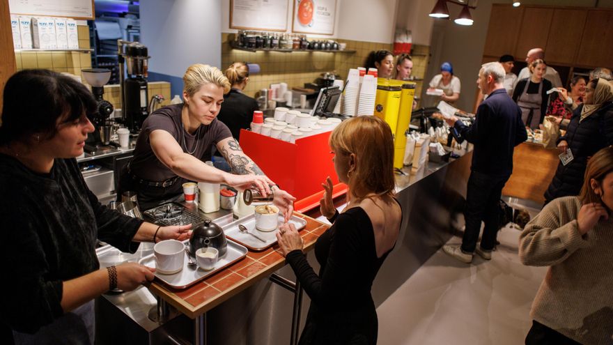 El auge del café de especialidad eleva la demanda de baristas, un perfil que escasea