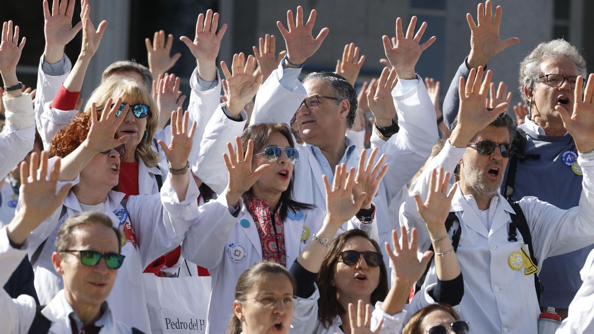 Concentración de médicos, este lunes 18 de mayo, a las puertas del Hospital San Carlos de Madrid.