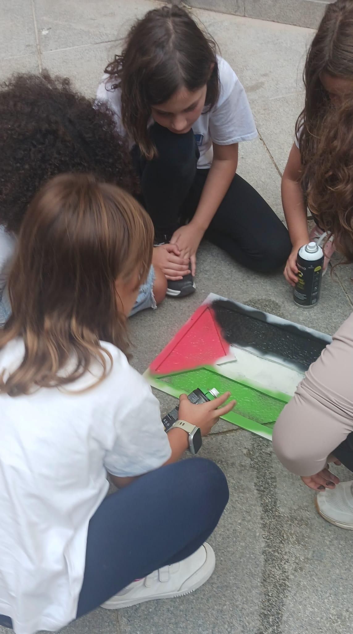 Plantilla para decorar el suelo spray de tiza dibujando la bandera de Palestina