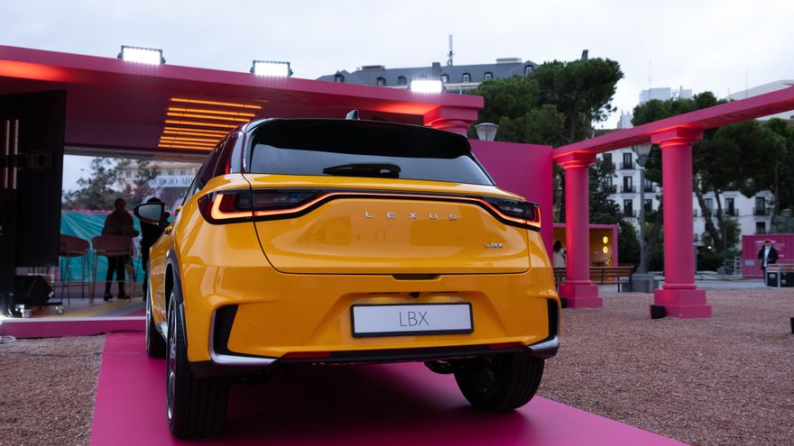 El Lexus LBX es un SUV pequeño con motor híbrido de 136 caballos.