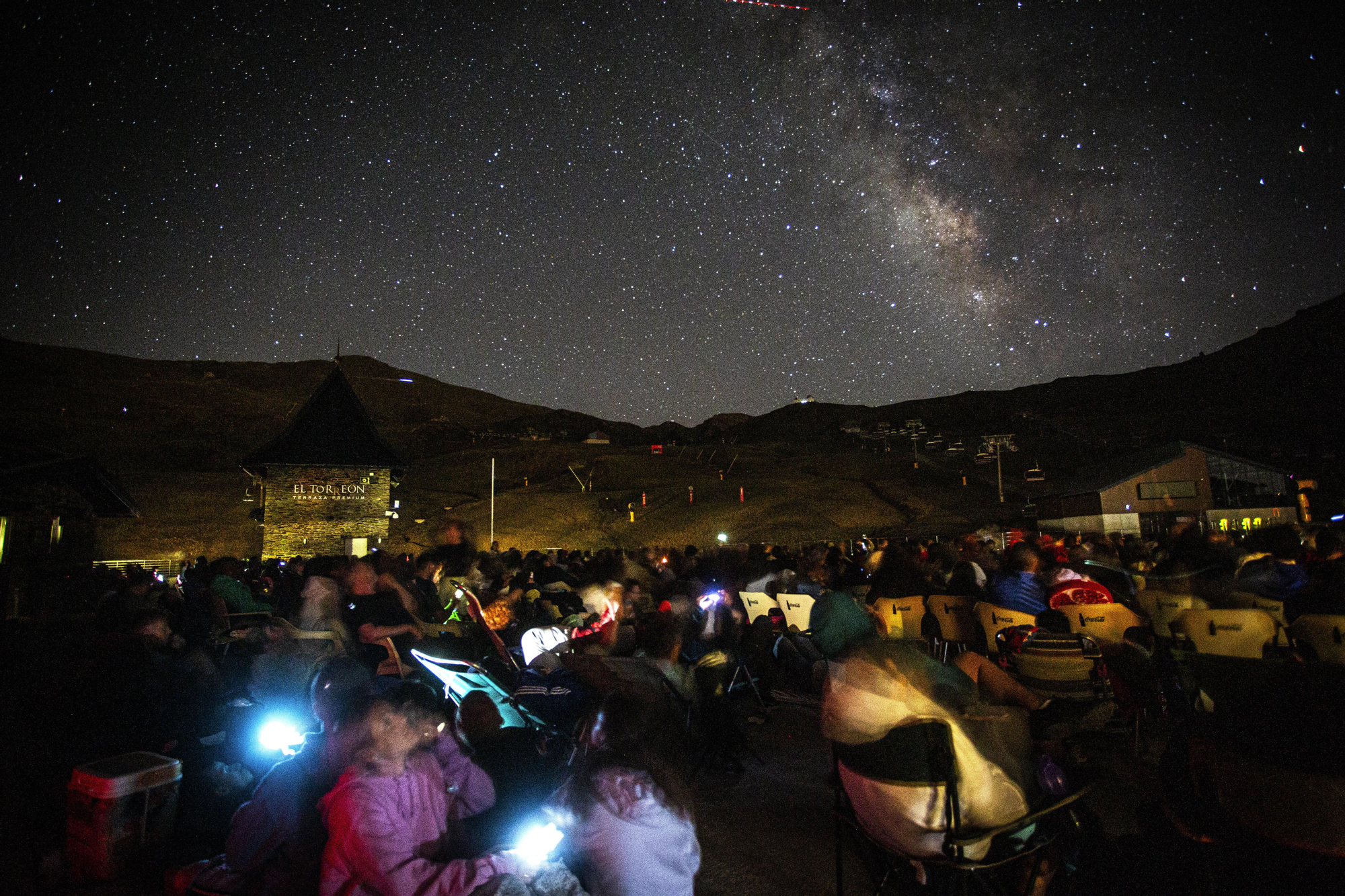 Más de un millar de personas se dieron cita anoche en Borreguiles para seguir desde 2.700 metros de altitud el fenómeno de las Perseidas. EFE/ Cetursa Sierra Nevada Guille Sanchez
