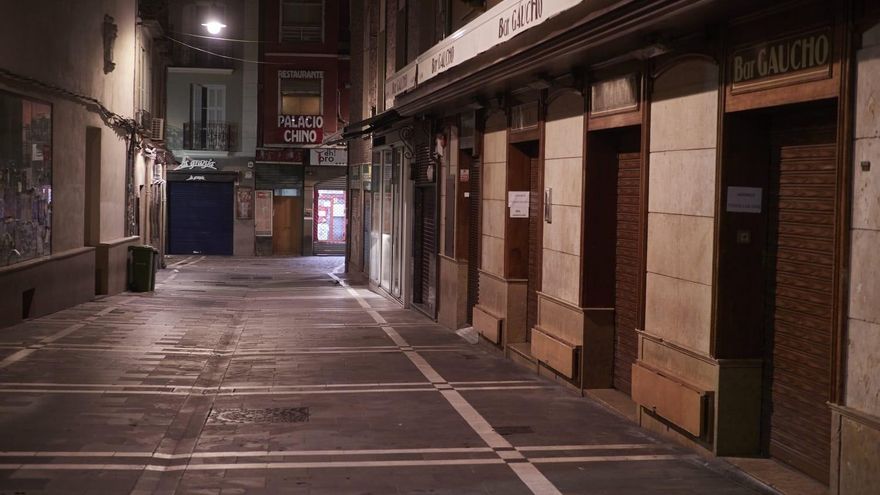 Una calle vacía en Pamplona en el día en que comienza el cierre perimetral de Navarra.