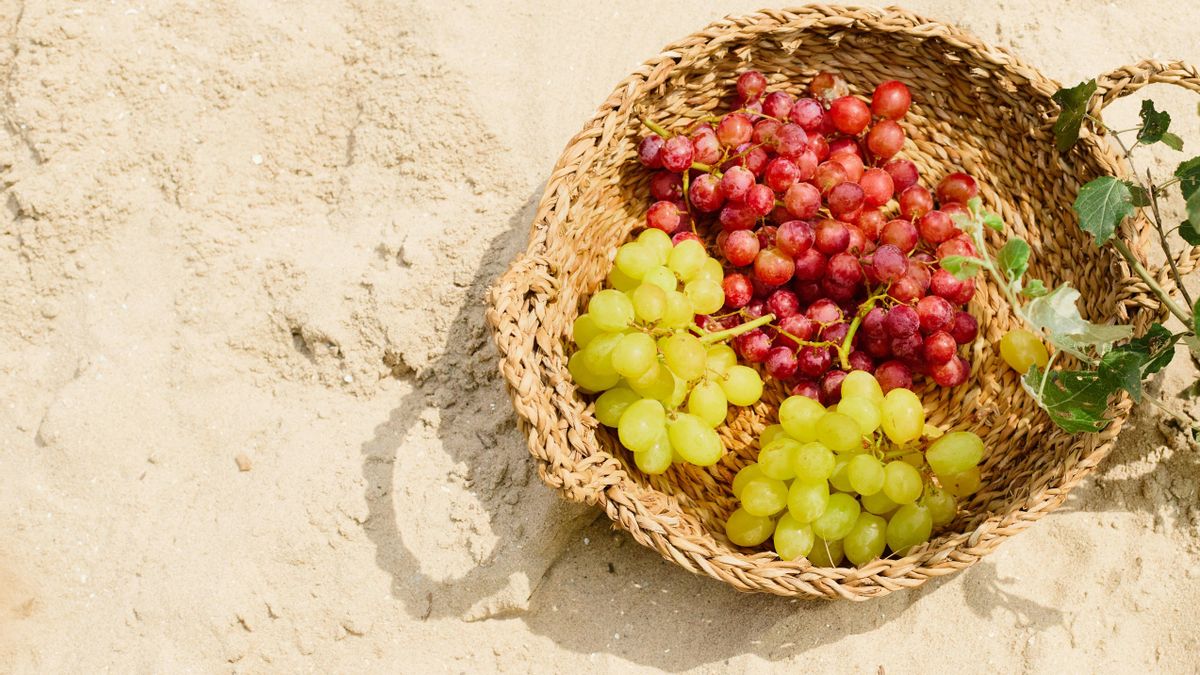 ¿Qué fruta comer en la playa? Cuáles puedes llevar, cuáles no y cómo debes hacerlo