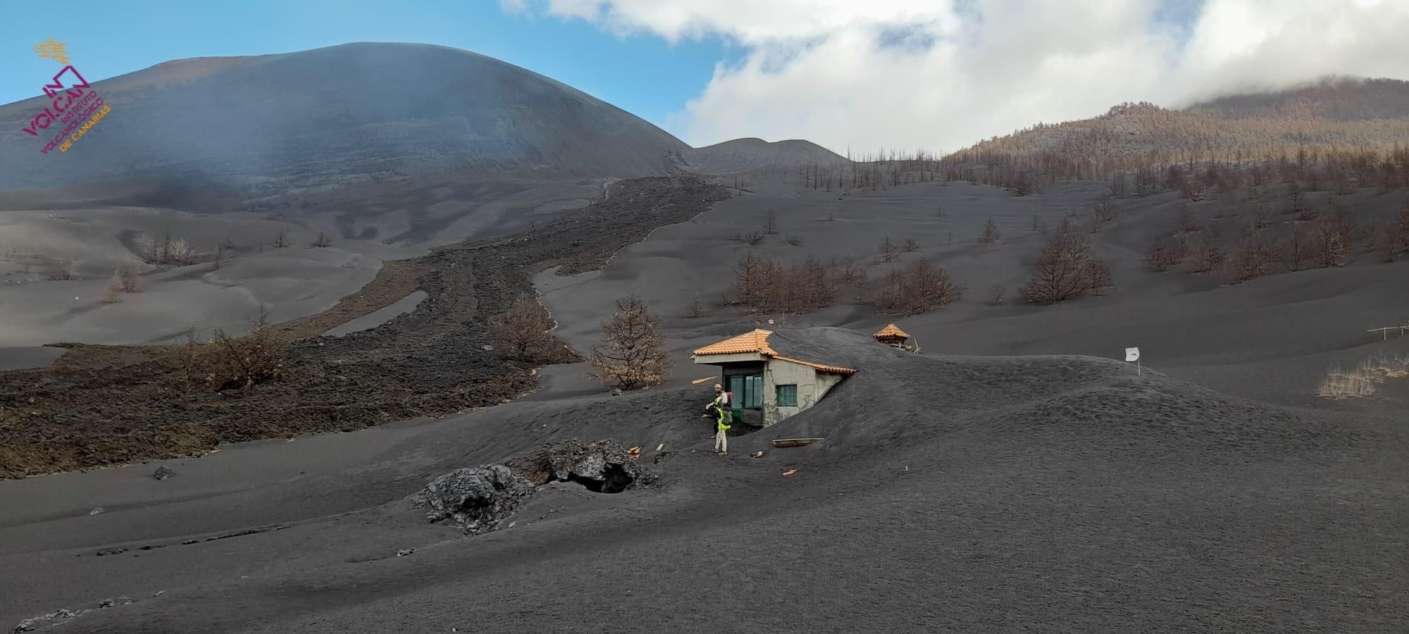 Colaboradores del Involcan (Instituto Volcanológico de Canarias) de la Universidad de La Laguna y  la Universidad de Castilla La Mancha realizando un inventario de geositios de interés turístico un mes después del cese de la erupción.