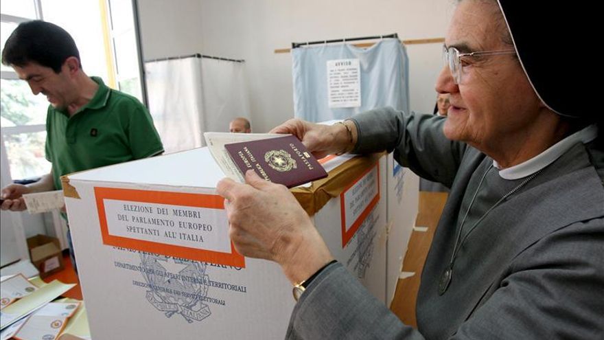 Los colegios electorales, abiertos para renovar el Ayuntamiento de Roma y 563 más