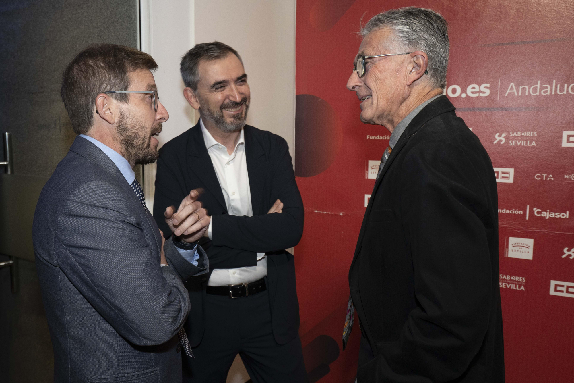 Francisco Toscano (subdelegado del Gobierno en Sevilla), Ignacio Escolar y Rafael Rodríguez (presidente de la Asociación de la Prensa en Sevilla).