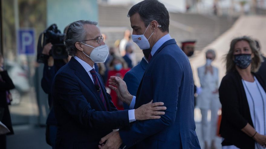 El presidente del Gobierno, Pedro Sánchez y el presidente del Cercle d'Economia, Javier Faus, se saludan en el Cercle d'Economia