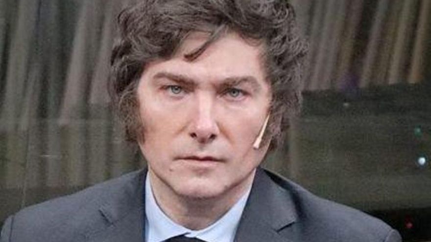 Milei se obsesiona con su papada, sus pies y sus perros mientras Argentina vive recortes masivos e inflación récord