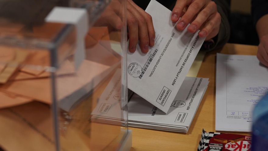 Recuento del voto por correo en una mesa electoral durante las elecciones autonómicas en Castilla y León, hoy domingo en Valladolid.