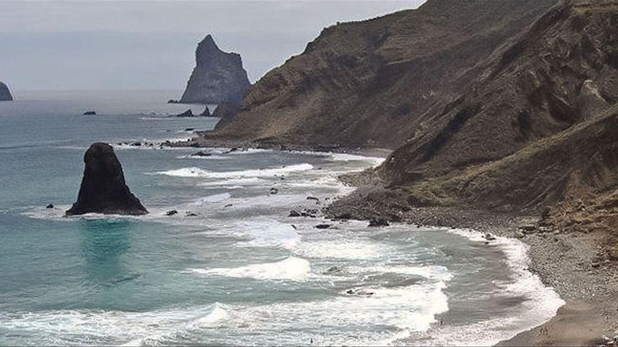 Reabre la playa de Almáciga tras comprobarse que ya no hay presencia de hidrocarburos