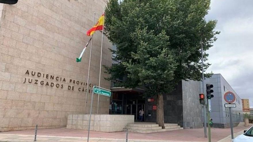 Condenado a ocho meses el opositor al que filtraron un examen en la Diputación de Cáceres