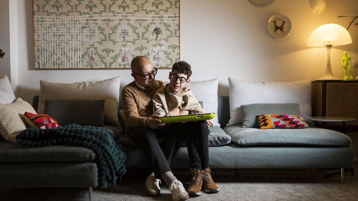 Al nucli domèstic toca, a la seva manera, un piano Casio. De petit, ho tenia clar: sempre s'abalançava sobre les tecles.