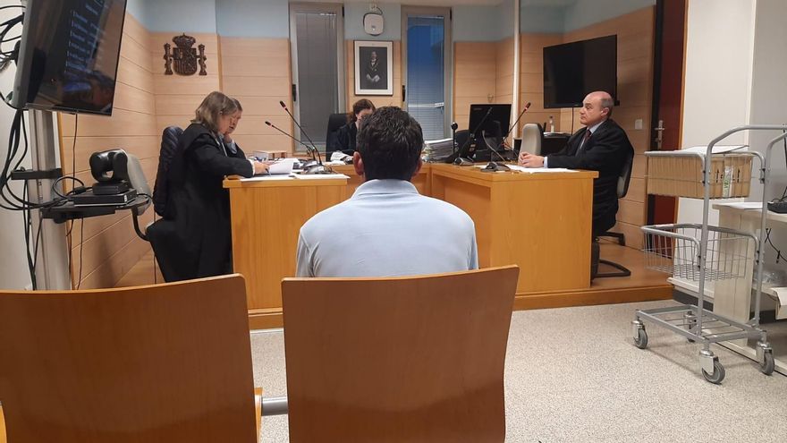 Juicio al acusado de desatender a dos perros, uno de los cuales murió, en su finca en La Cavada