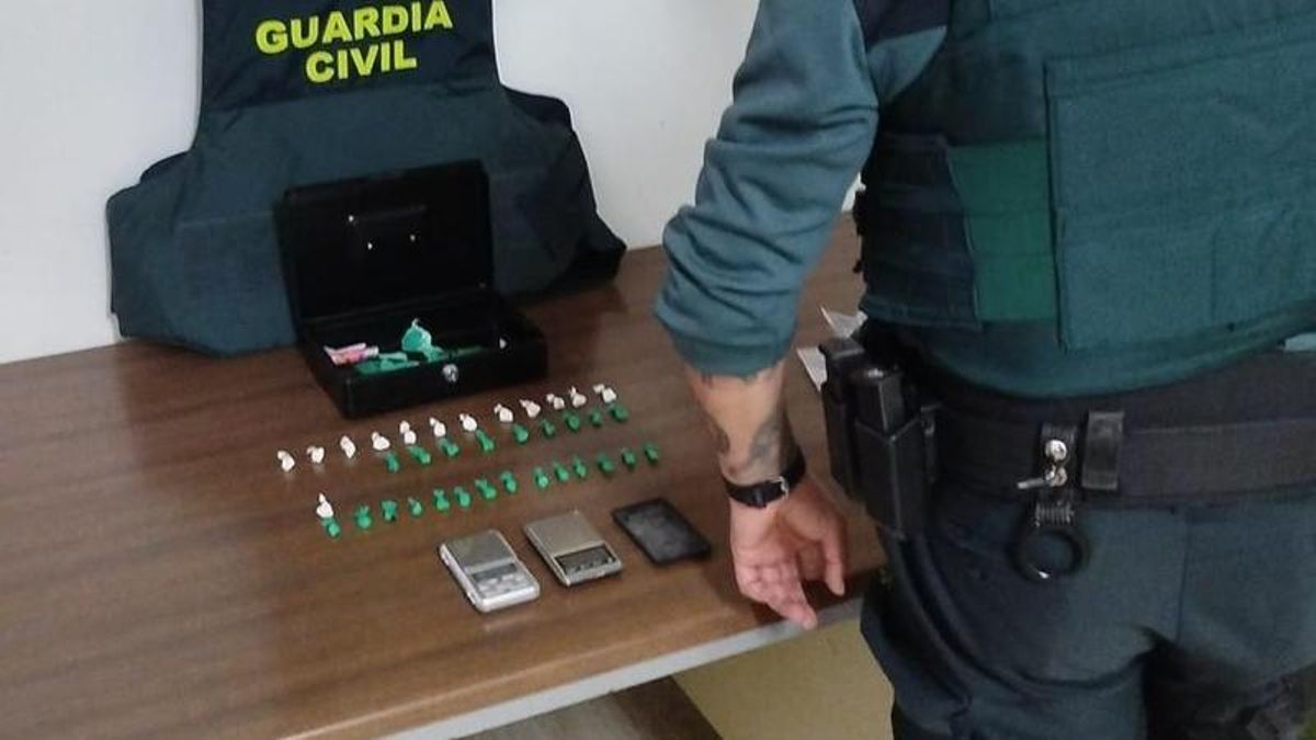 Un detenido por tráfico de drogas cuando llevaba 21 dosis de cocaína en su vehículo