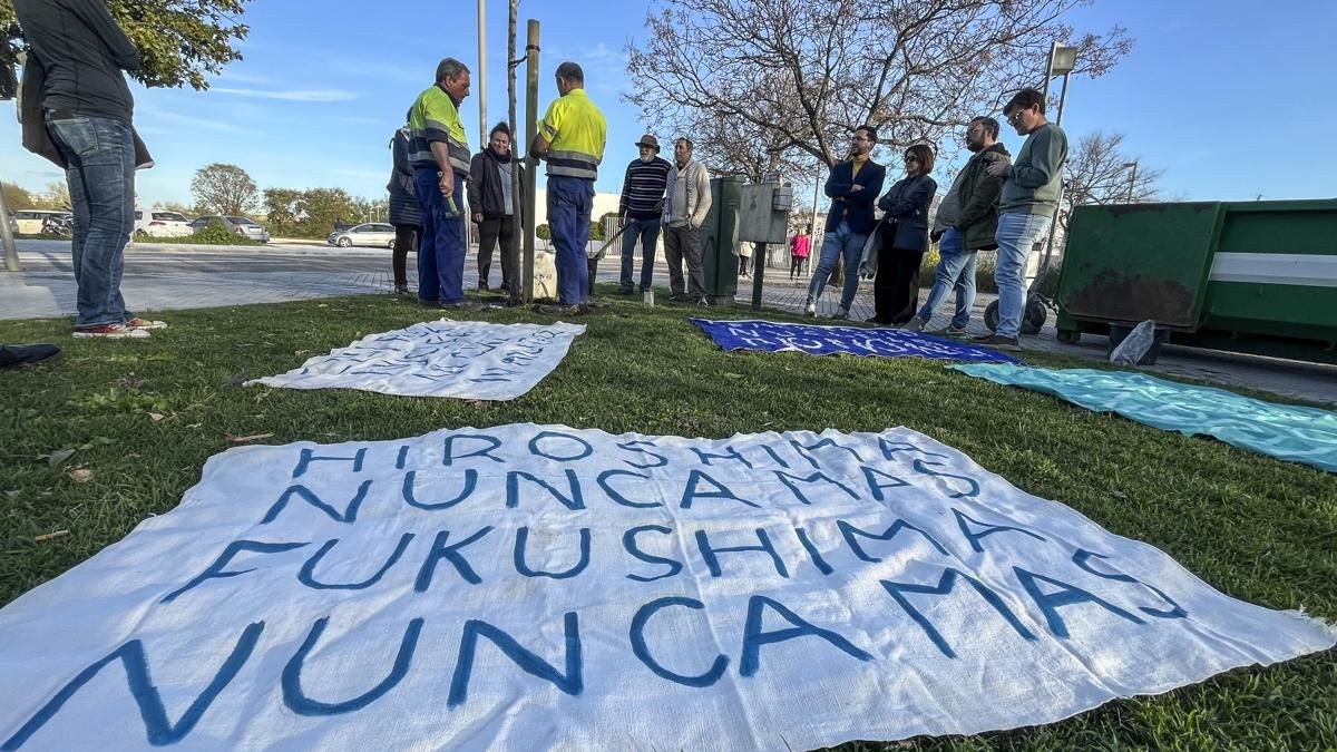 Plantación de un nuevo ginkgo en Miraflores y concentración al cumplirse 15 años del accidente nuclear de Fukushima