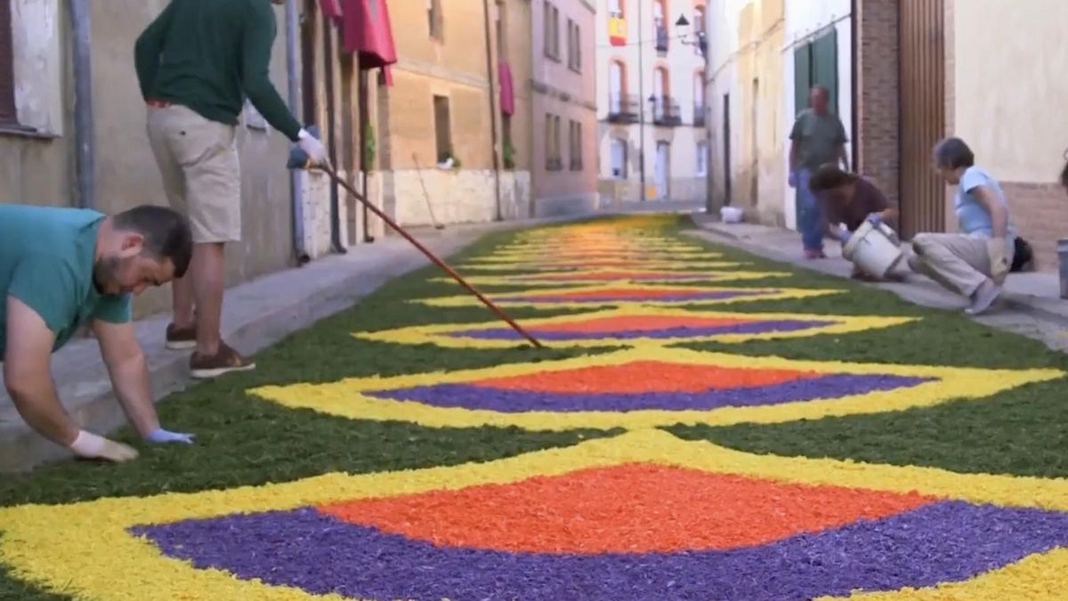 Imagen de un momento de la elaboración de la alfombra