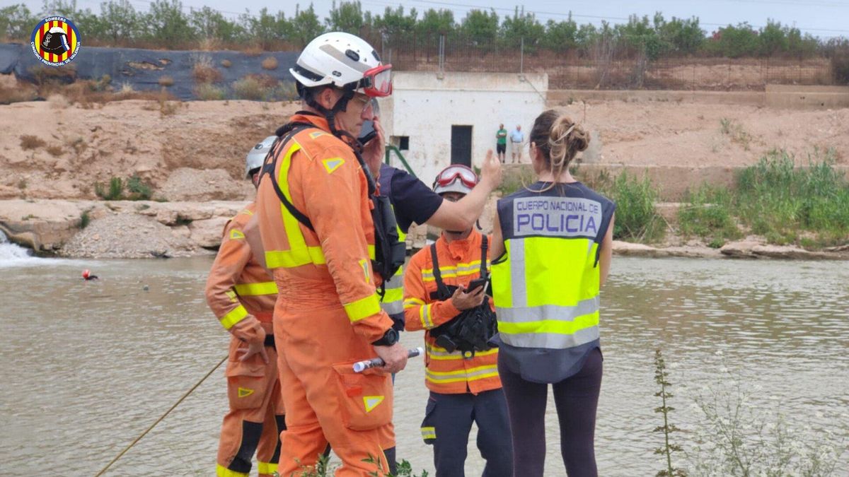 Bomberos y Policía Nacional han colaborado en la operación de rescate.