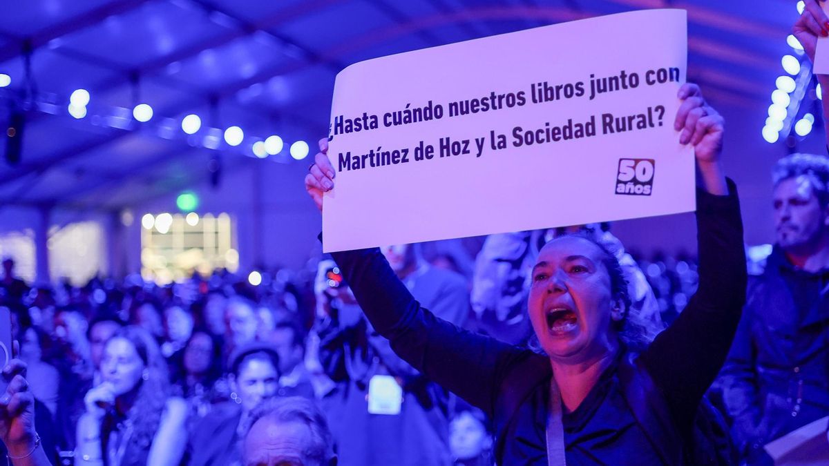 Críticas, silbidos, defensa de los glaciares y la educación pública: así empezó la 50 Feria del Libro
