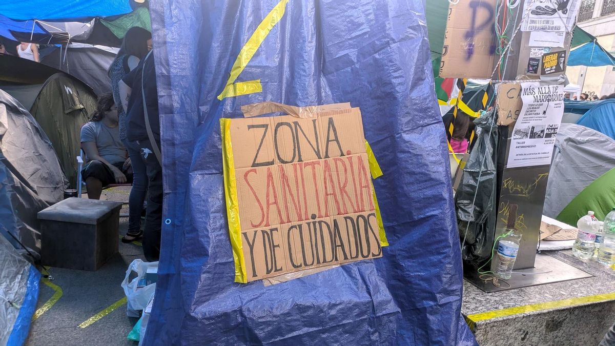 Cartel que indica una zona sanitaria en la acampada