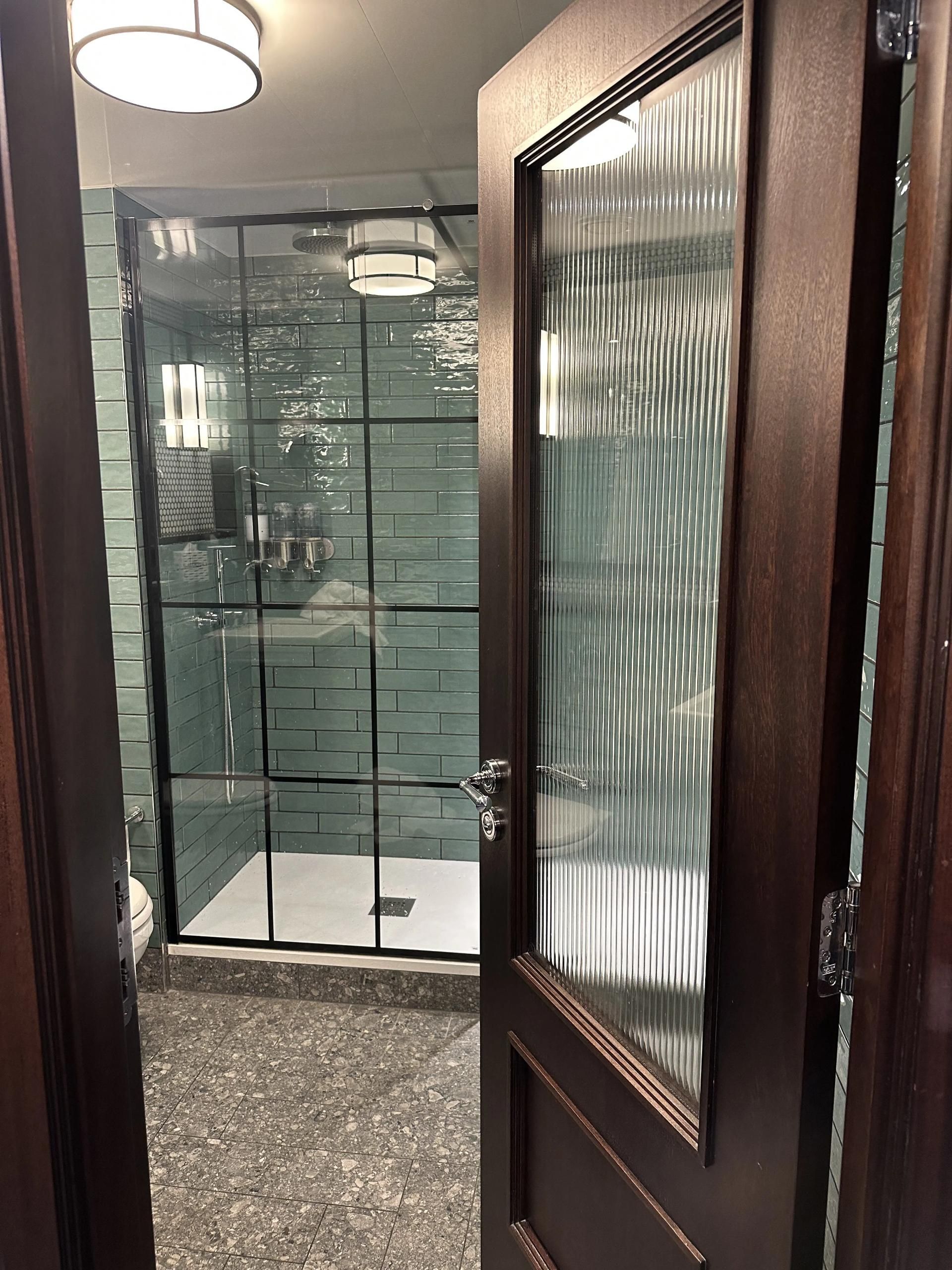 El proyecto Bring Back Doors denuncia y recopila en su web y en sus redes los hoteles que han sustituido puertas y tabiques en los baños por cristaleras, puertas translúcidas o, directamente, por cortinas.