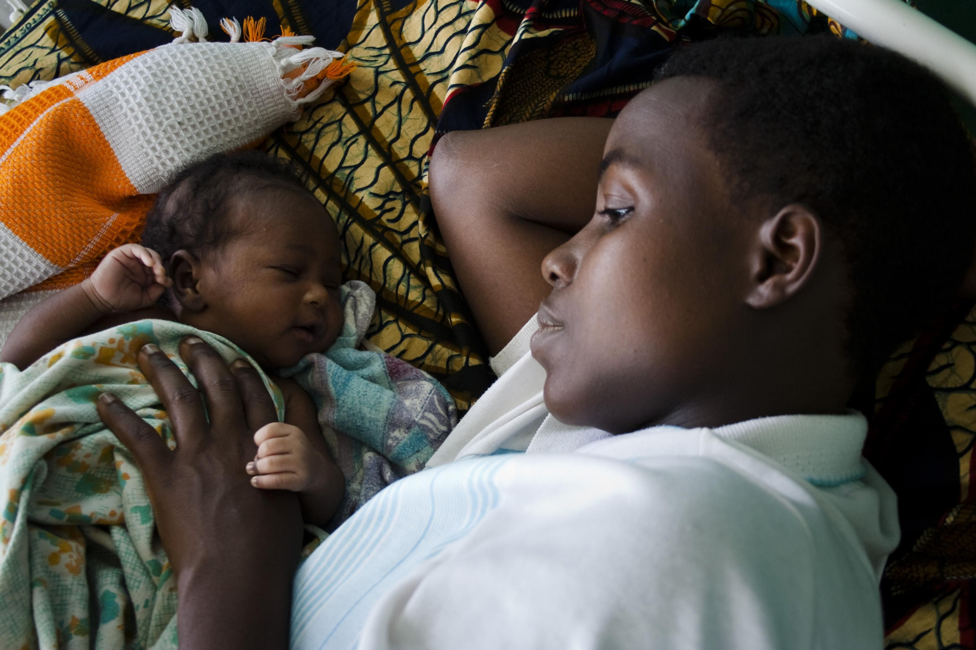 Las tasas de mortalidad materna, extremadamente elevadas en Sierra Leona y en Burundi se explican, en parte, por unos sistemas de salud deteriorados por años de guerra civil. En 2008, MSF abrió un nuevo centro para emergencias obstétricas en Kabezi (Burundi) para acoger a mujeres derivadas de otros centros y atender embarazos y partos complicados. Fotografía: Francois Dumont