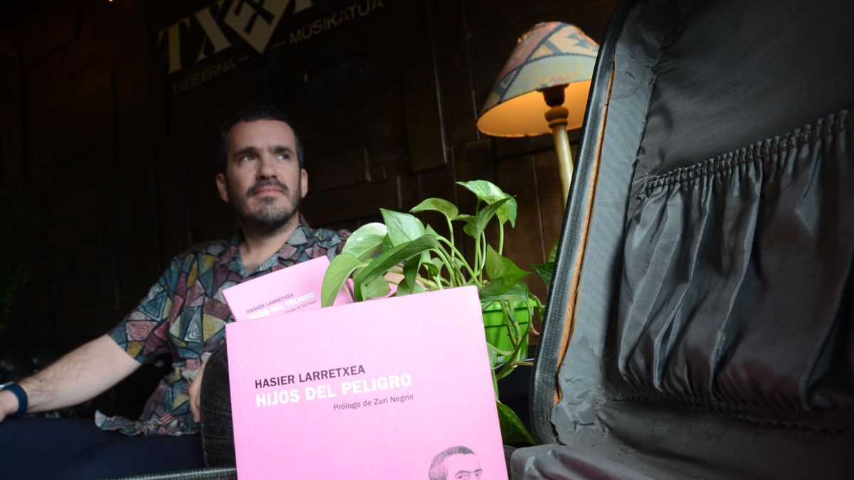 El escritor navarro Hasier Larretxea, junto a un ejemplar de su último libro 'Hijos del peligro'