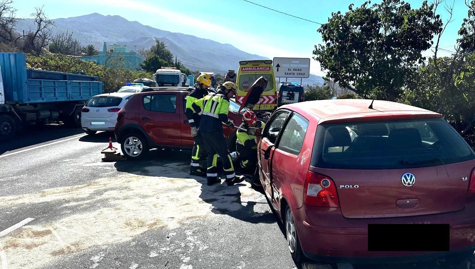 Imagen del violento choque frontal entre dos vehículos en El Paso. BOMBEROS LA PALMA