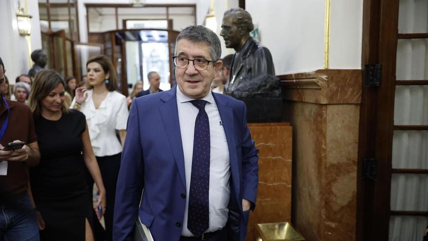 El portavoz del PSOE en el Congreso, Patxi López a su llegada al Congreso de los Diputados para asistir a la sesión de control al Gobierno, este miércoles. EFE/Chema Moya