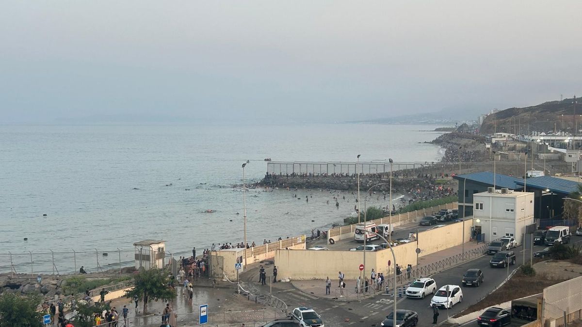 Recuperados los cuerpos sin vida de 16 personas en el agua mientras continúan las entradas a Ceuta