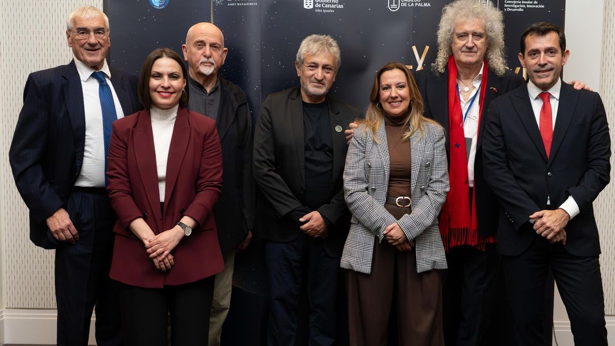 Los fundadores del festival científico Starmus, el investigador Garik Israelian (c) y el guitarrista de Queen y astrofísico Brian May (2d), posan con la presidenta del Cabildo de Tenerife, Rosa Dávila (3d), y la consejera de Universidades del Gobierno de Canarias, Migdalia Machín (2i), en Londres, durante la presentación de la octava edición del evento, que tendrá lugar en Canarias en octubre de 2026.