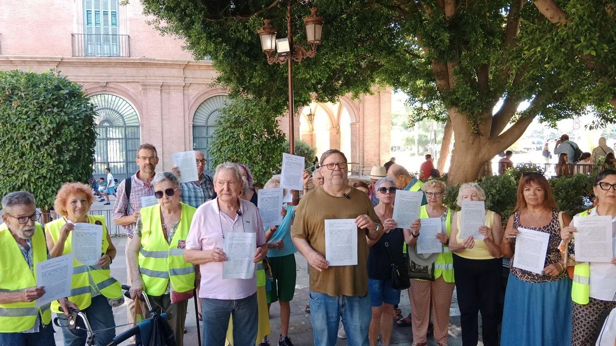 Asociaciones religiosas manifestándose frente a la Glorieta de España contra las políticas antiinmigratorias de PP y Vox