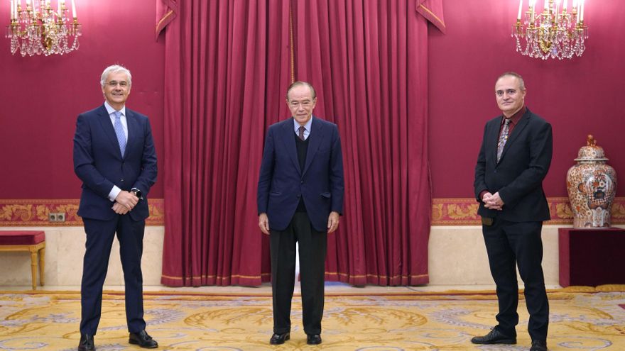El presidente Gregorio Marañón, el director general, Ignacio García-Belenguer (izquierda) y el director artístico, Joan Matabosch (derecha)