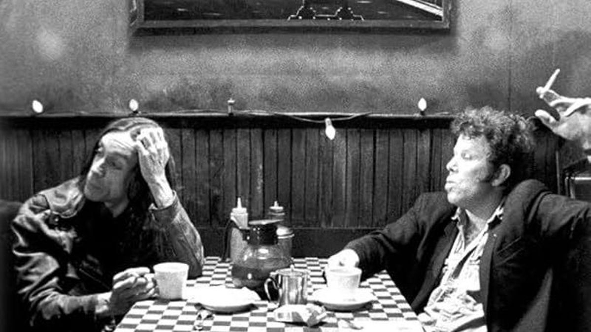 Una escena de "Coffee and Cigarettes" (2003), de Jim Jarmush.