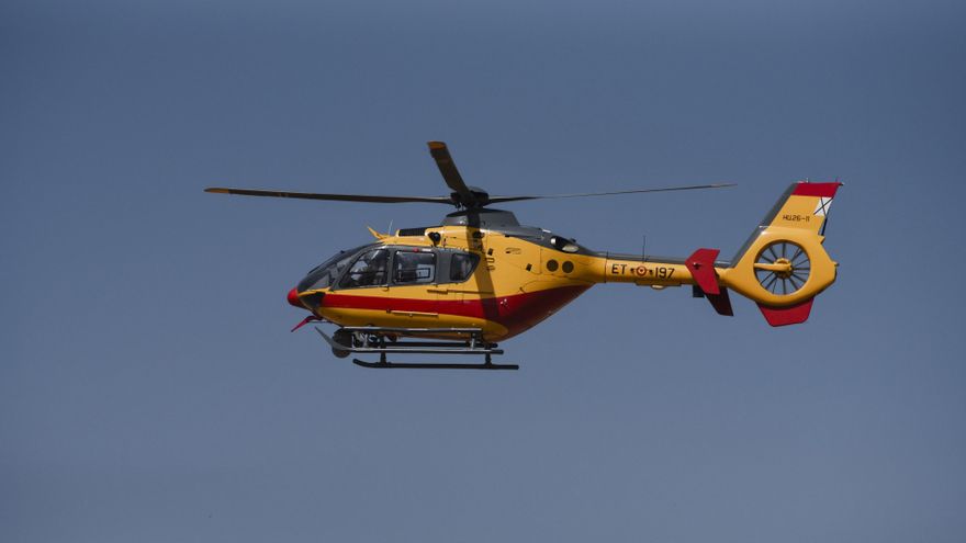 Un helicóptero trabaja durante las labores de extinción del incendio en La Mierla.