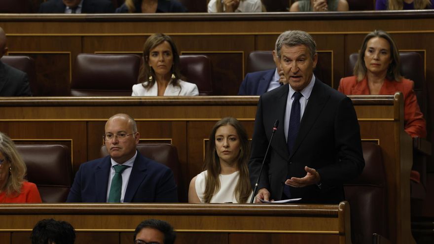 Feijóo y Abascal acusan a Sánchez de manipular el censo con la ley de nietos y él les culpa de "cercenar" el derecho al voto