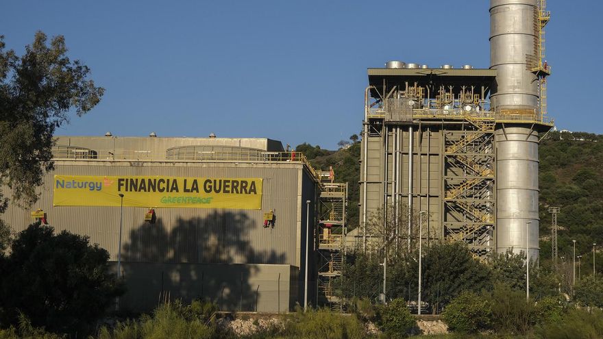 Cartel desplegado en la central de Campanillas (Málaga)