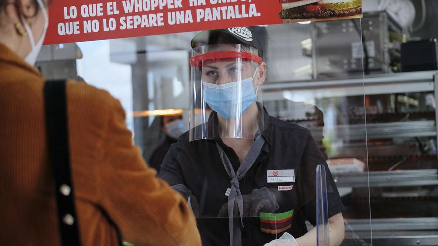 Hay pantallas de metacrilato en restaurantes que no guardan distancias entre mesas