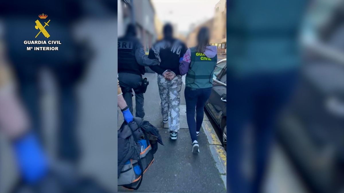 Dos agentes de la Guardia Civil jtrasladan a uno de los detenidos por la muerte de 'El Panameño' en Asturias.