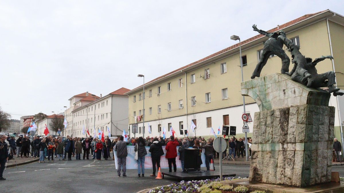 Ofrenda del sindicato nacionalista CIG ante la estatua de Amador Rey y Daniel Niebla en Ferrol este 10 de marzo de 2026