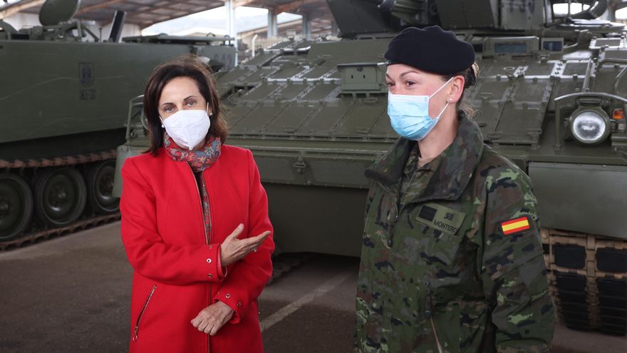 La ministra de Defensa, Margarita Robles, durante la visita a la Brigada 'Guzmán el Bueno' X. En la Base de Cerro Muriano.