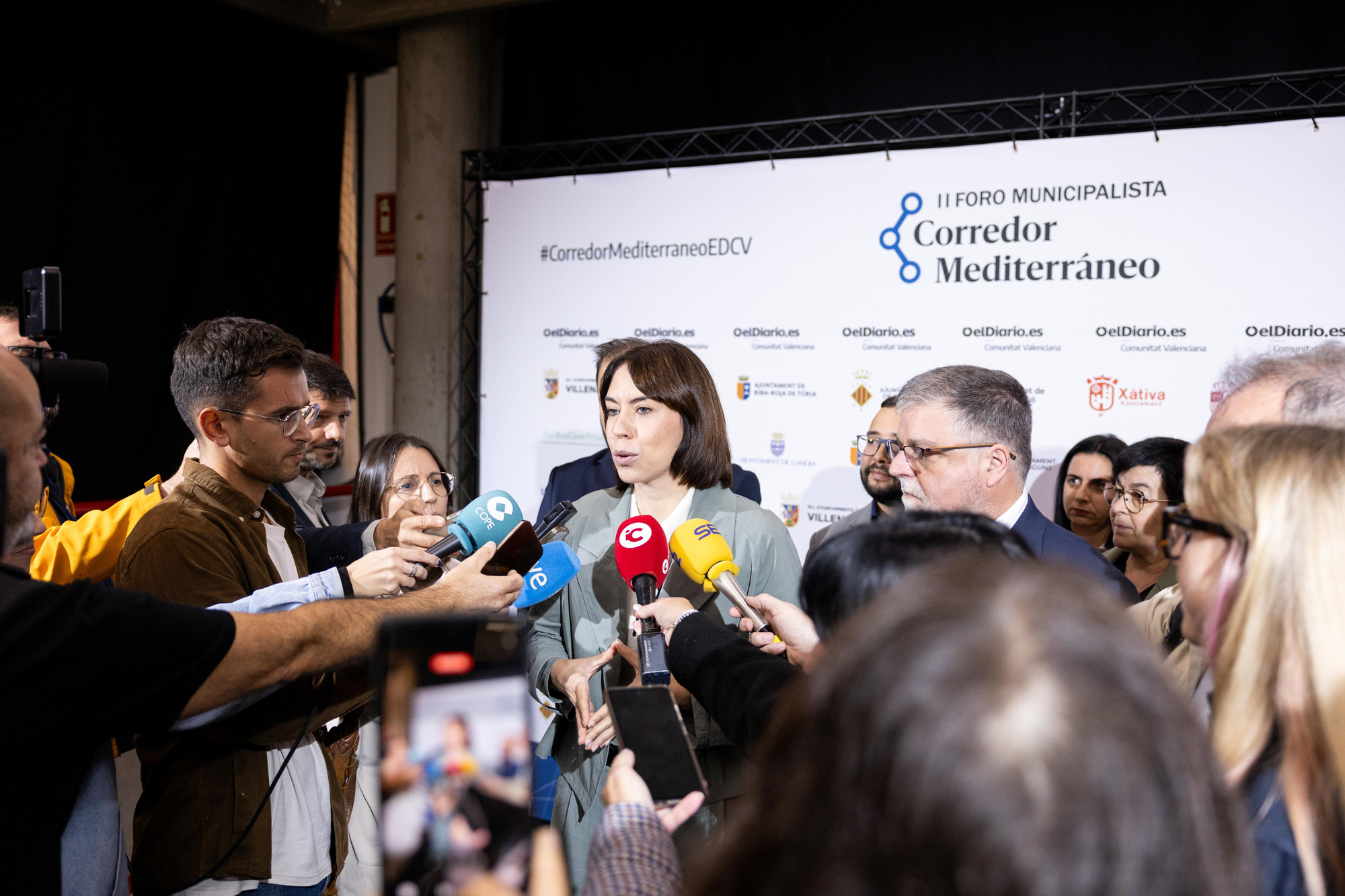 La ministra de Ciencia, Innovación y Universidades, Diana Morant, atiende a los medios en Villena.
