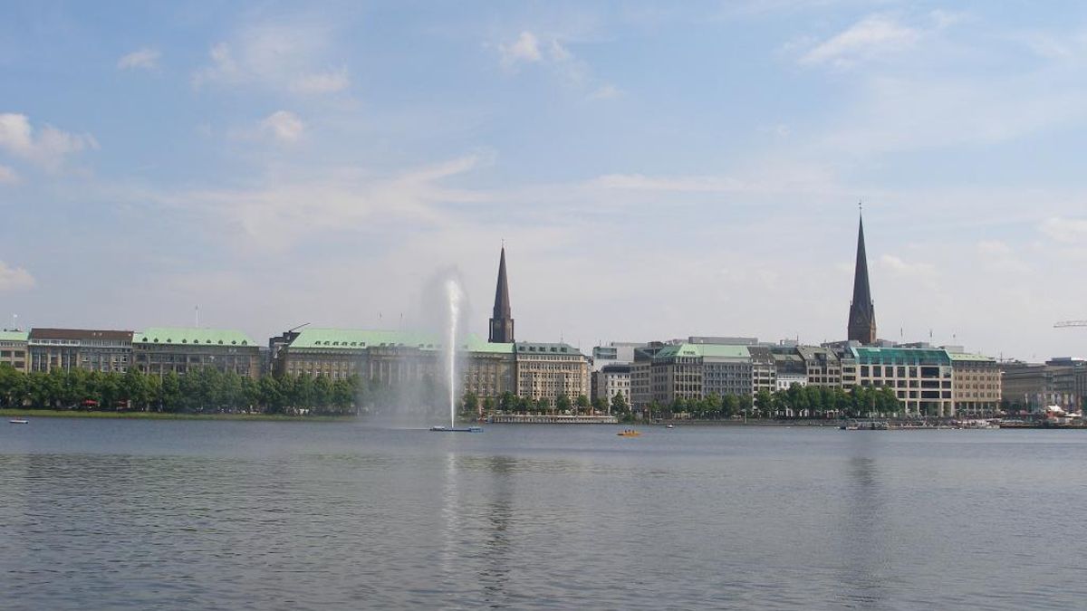 Fuente en el centro del Inner Alster. Al fondo pueden verse las fachadas de los edificios que dan acceso al centro histórico.