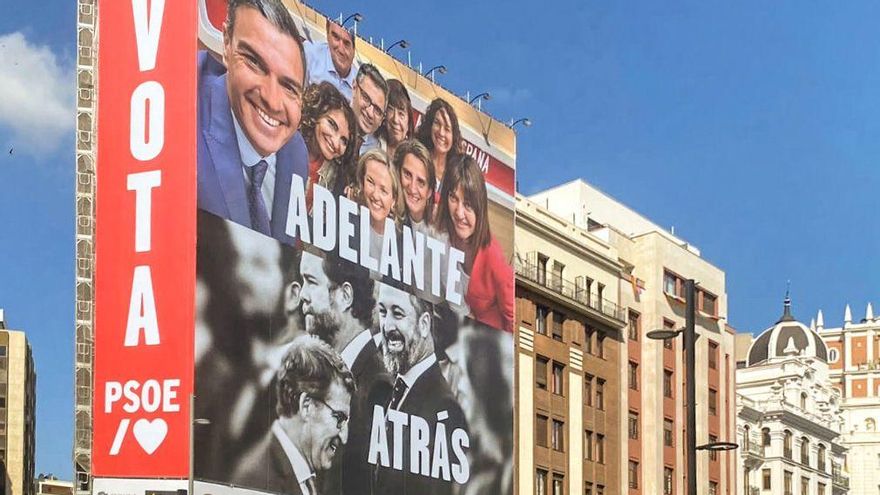 Lona instalada por el PSOE en la Gran Vía de Madrid.