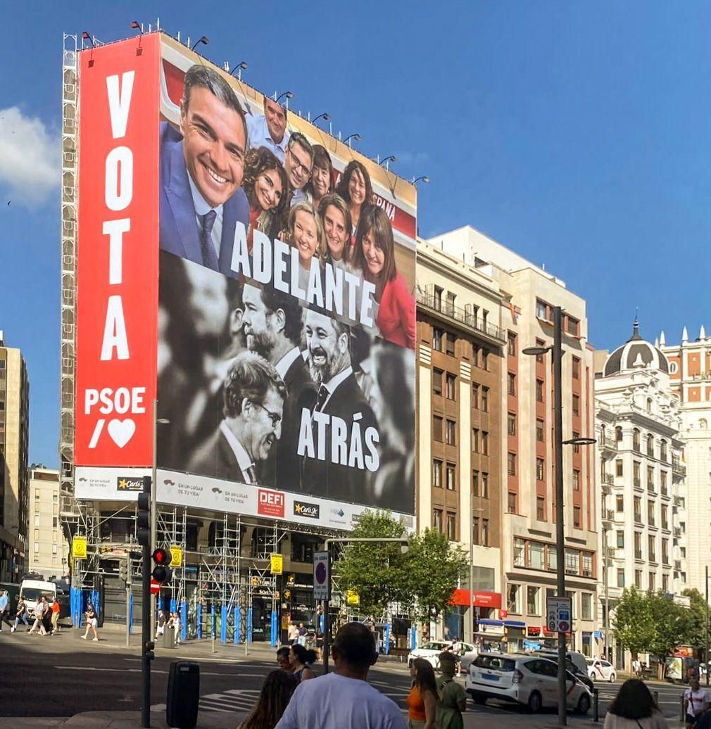 Lona instalada por el PSOE en la Gran Vía de Madrid.
