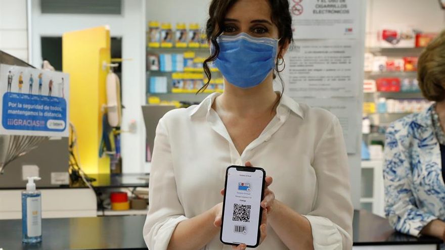 La presidenta de la Comunidad de Madrid, Isabel Díaz Ayuso presenta la Tarjeta Sanitaria Virtual en una farmacia madrileña.