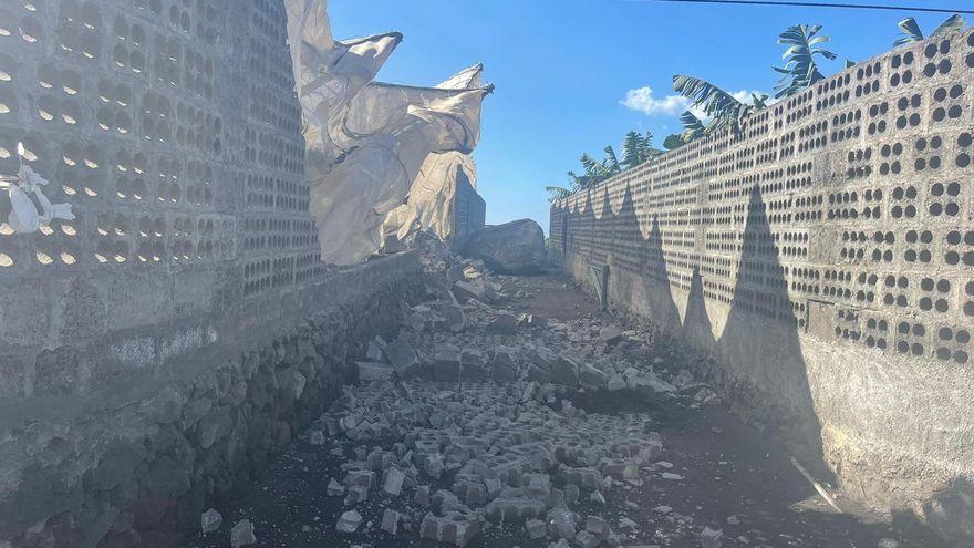 Imagen de la roca desprendida y los destrozos provocado en una finca de plátanos de la zona de Charco Verde, en la costa de Los Llanos de Aridane.