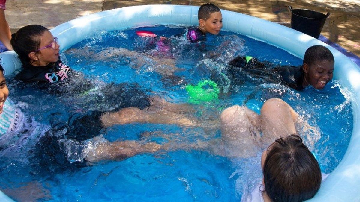Varios niños, disfrutando de los campamentos de verano de Save the children.