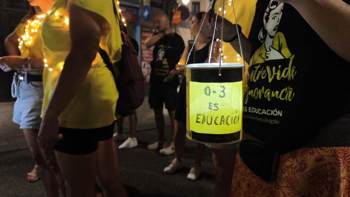 Educadoras infantiles en la manifestación nocturna en Madrid
