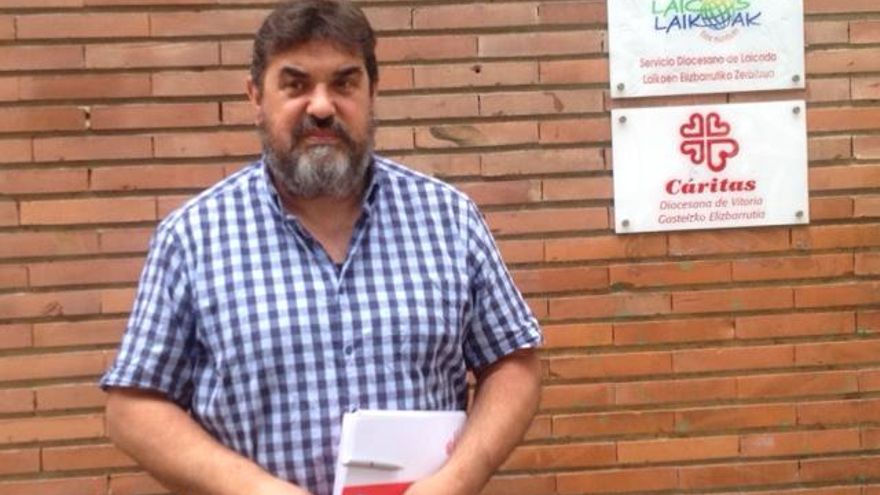 Ramón Ibeas, secretario general de Cáritas Álava, junto a la sede de la organización.