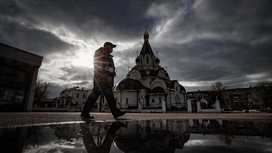 Un policía patrulla frente a una iglesia ortodoxa,en Moscú (Rusia). EFE/ Yuri Kochetkov